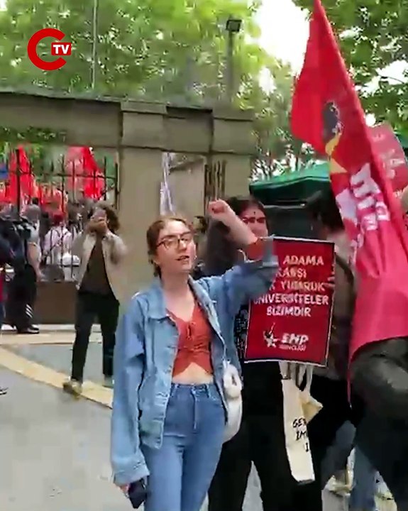 öğrencilerin baskıları sonucunda okulun kapısı , basın mensuplarına , mezun öğrencilere ve desteğe gelen herkese açıldı.