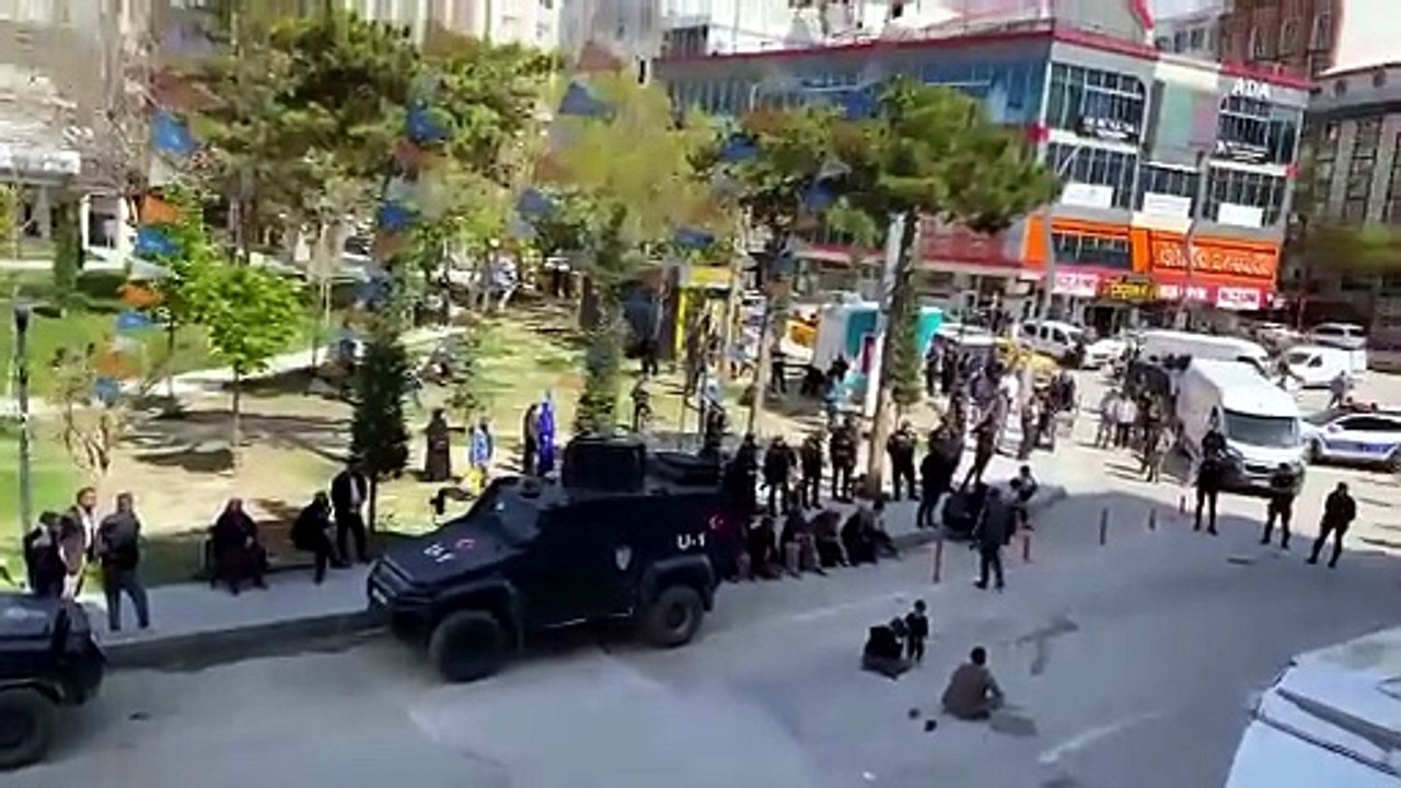 Van’da seyyar satıcılar yol kapatarak oturma eylemi başlattı!