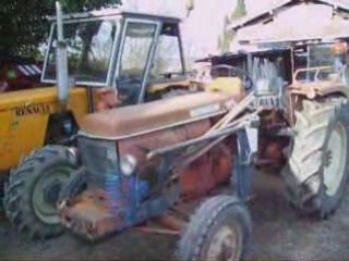 Les tracteurs de la ferme à l' arrêt