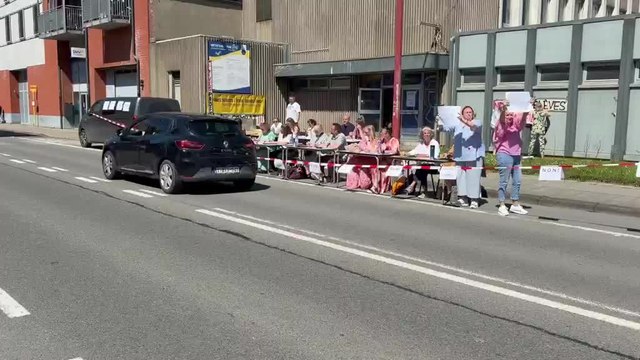 Les profs de Sainte-Begge à Andenne corrigent des copies en rue pour protester contre le décret programme