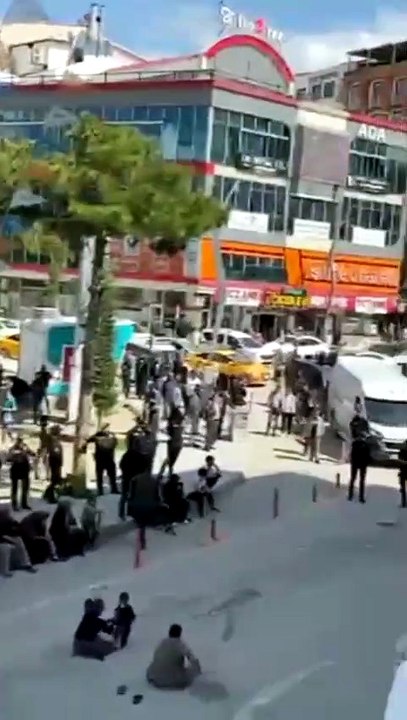 Van'da seyyar satıcılar oturma eylemi yaptı