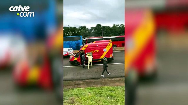 Batida entre dois ônibus deixa feridos e provoca fila quilométrica na BR-277 em Foz do Iguaçu