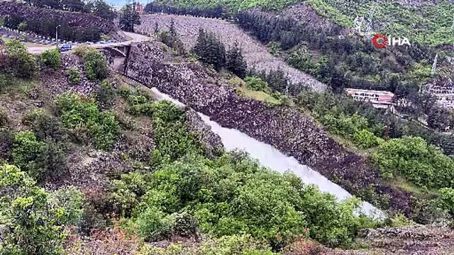 Almus Barajı taştı taştı, baraj kenarındaki oyun parkı ve otopark sular altında kaldı