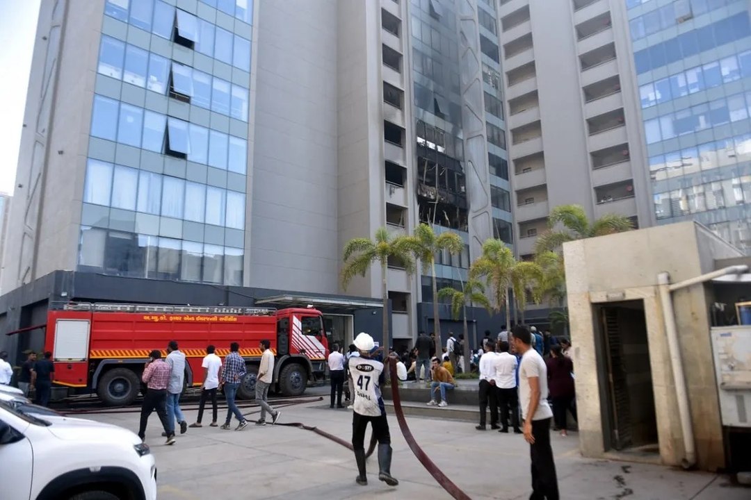 Ahmedabad: मकरबा के बिजनेस पार्क व जीवराज में बंद फ्लैट में आग, 80 लोगों को सुरक्षित निकाला