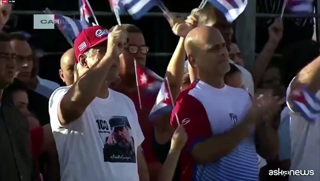 Cuba, in migliaia manifestano davanti all'ambasciata Usa all'Avana