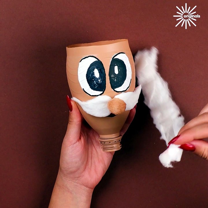 Transform a plastic bottle into Santa magic! 🎅