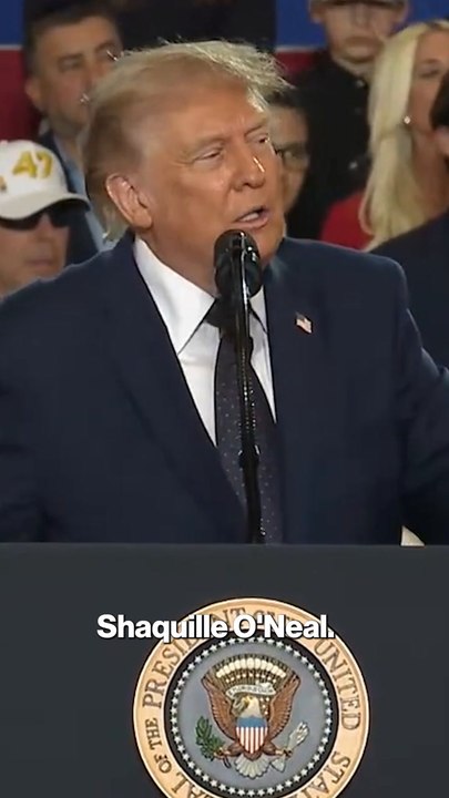 President Trump destroys heckler trying to derail speech