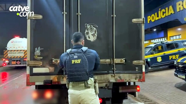 PRF apreende 150 mil maços de cigarros contrabandeados na BR-369 em Cascavel