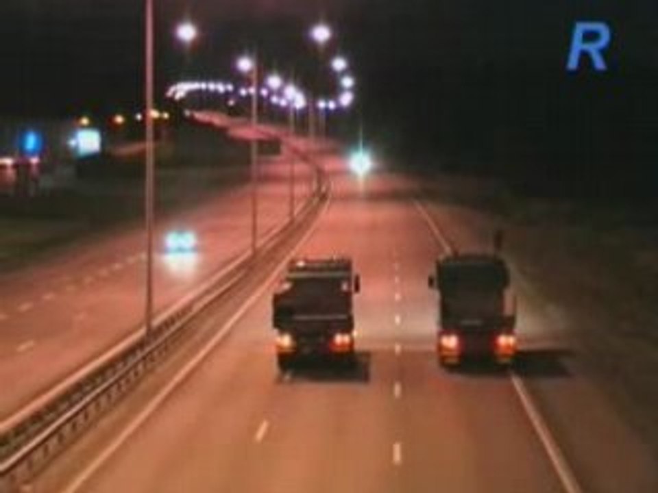 Ghost rider entre 2 camions a 286km/h