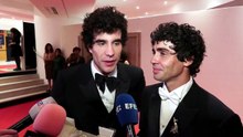 Javier Ambrossi y Javier Calvo ganan en Cannes por 'La bola negra'