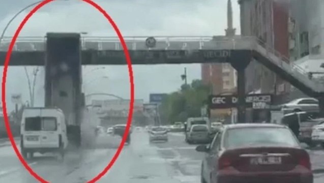 Damperi açık kalan kamyon yaya üst geçidine çarptı