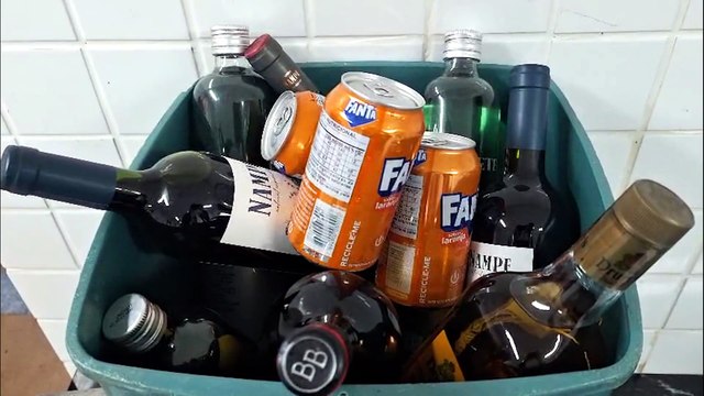 Polícia aborda dupla com 19 garrafas de bebidas e caixa de cerveja durante a madrugada
