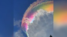 Spektakuläre Regenbogen-Wolke über Indonesien gefilmt