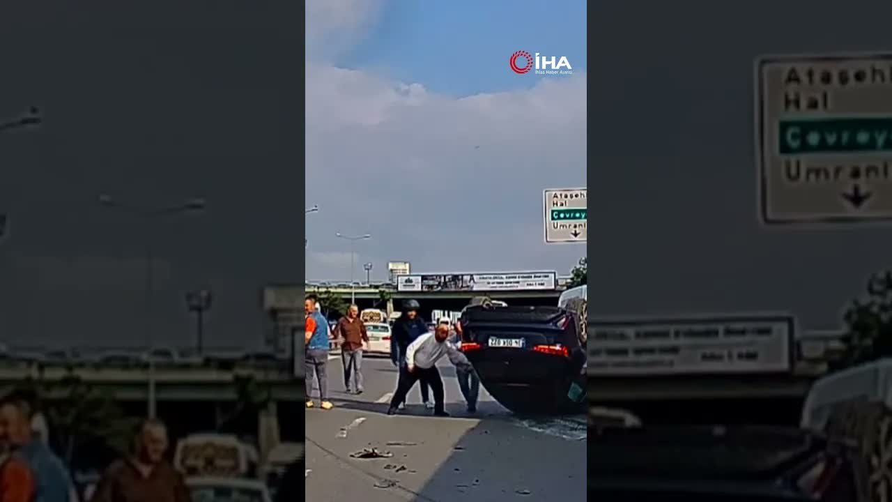 Kadıköy'de sürücüsünün rahatsızlanması sonucu otomobil takla attı