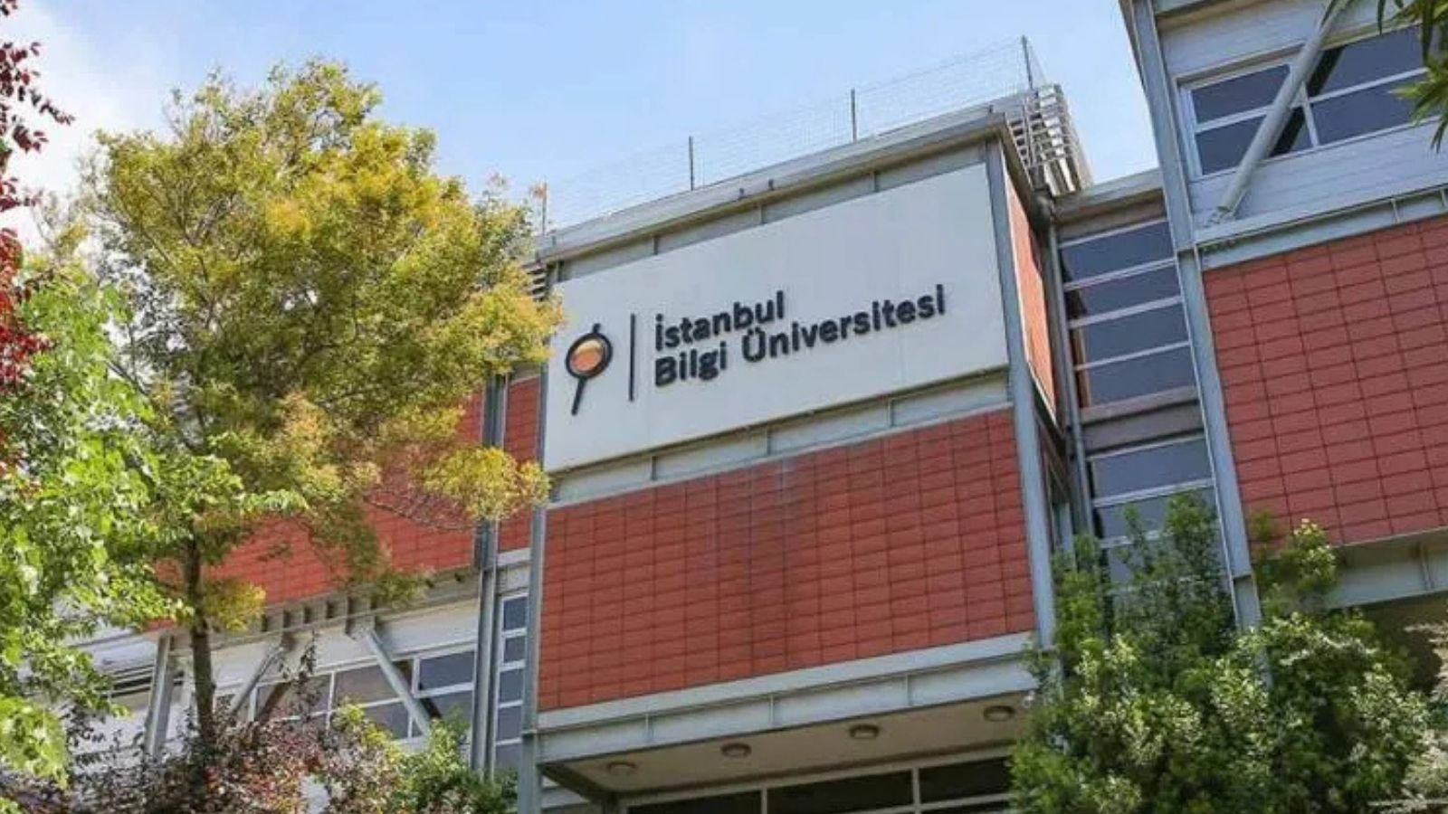 Bilgi Üniversitesi'nde akademisyenler de Santral İstanbul'da nöbette: Hep birlikte irademizi sürdüreceğiz, burayı terk etmeyeceğiz!