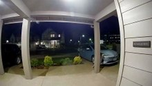 Un pickup décolle et s’encastre dans une maison en pleine nuit en Oregon