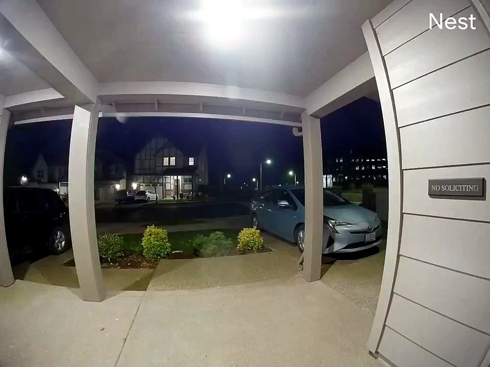 Un pickup décolle et s’encastre dans une maison en pleine nuit en Oregon