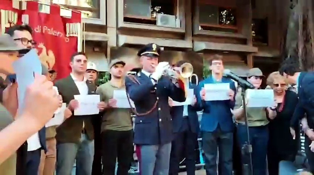 Il minuto di silenzio sotto l'albero Falcone