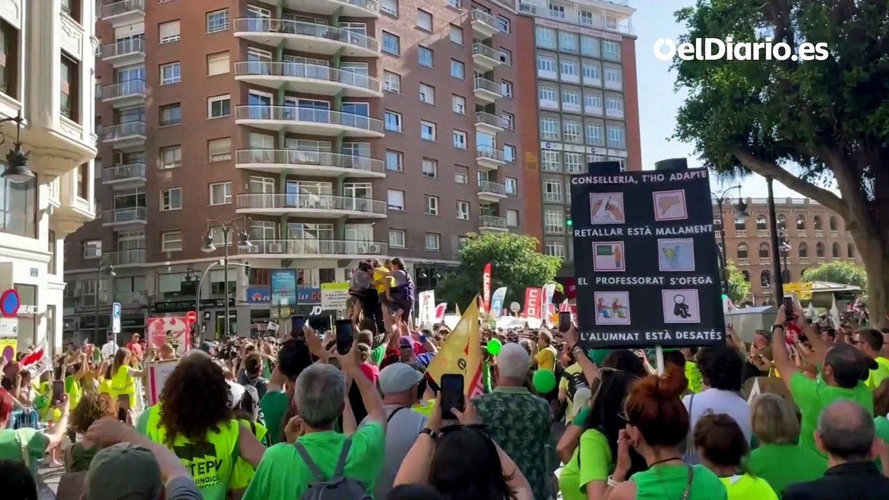 Los manifestantes de Valencia levantan un caste...