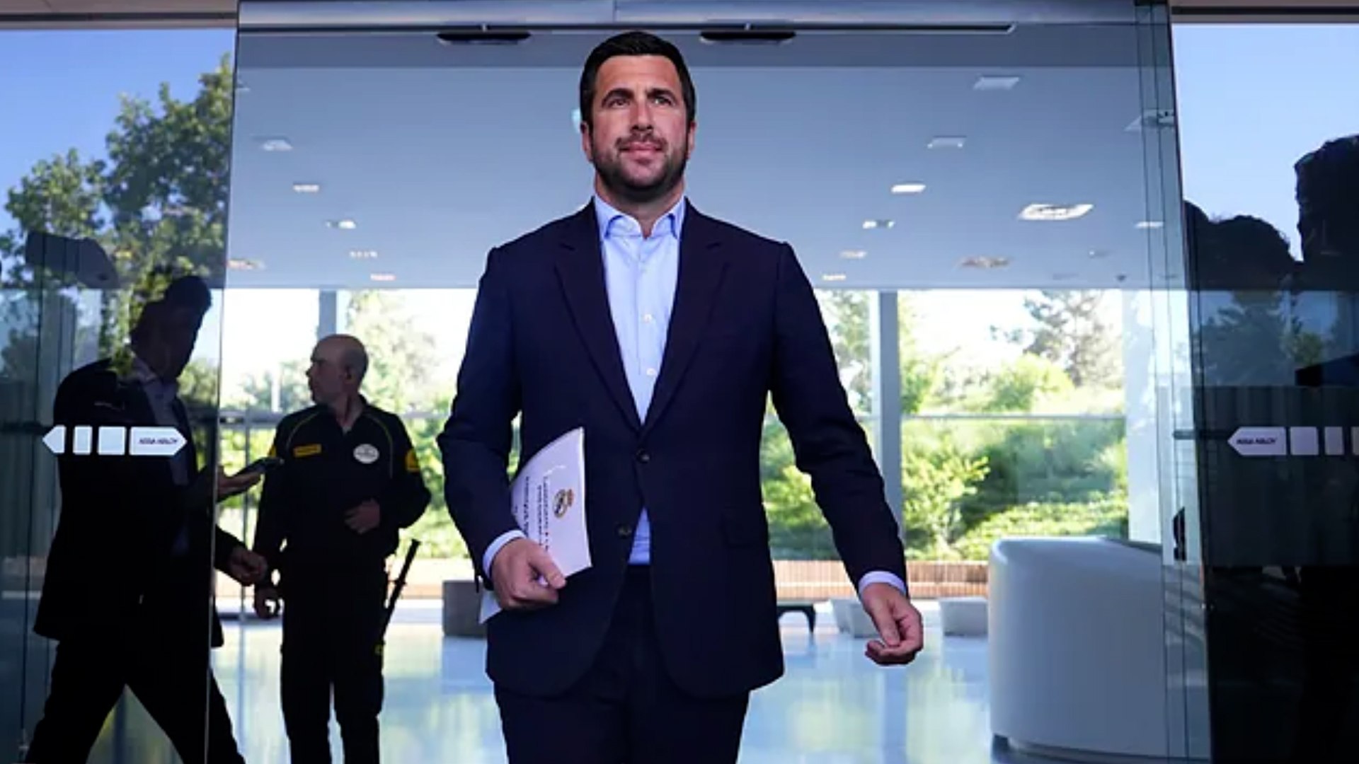 Enrique Riquelme acepta el reto de Florentino Pérez y se presenta a la presidencia del Real Madrid: "No es una candidatura contra nadie"