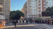 CARGAS POLICIALES en los aledaños de MESTALLA contra aficionados tras la llegada del bus del Valencia