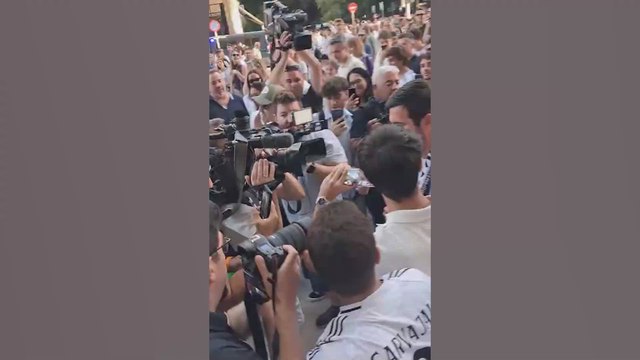 Enrique Riquelme llega al Bernabéu con la camiseta de Carvajal