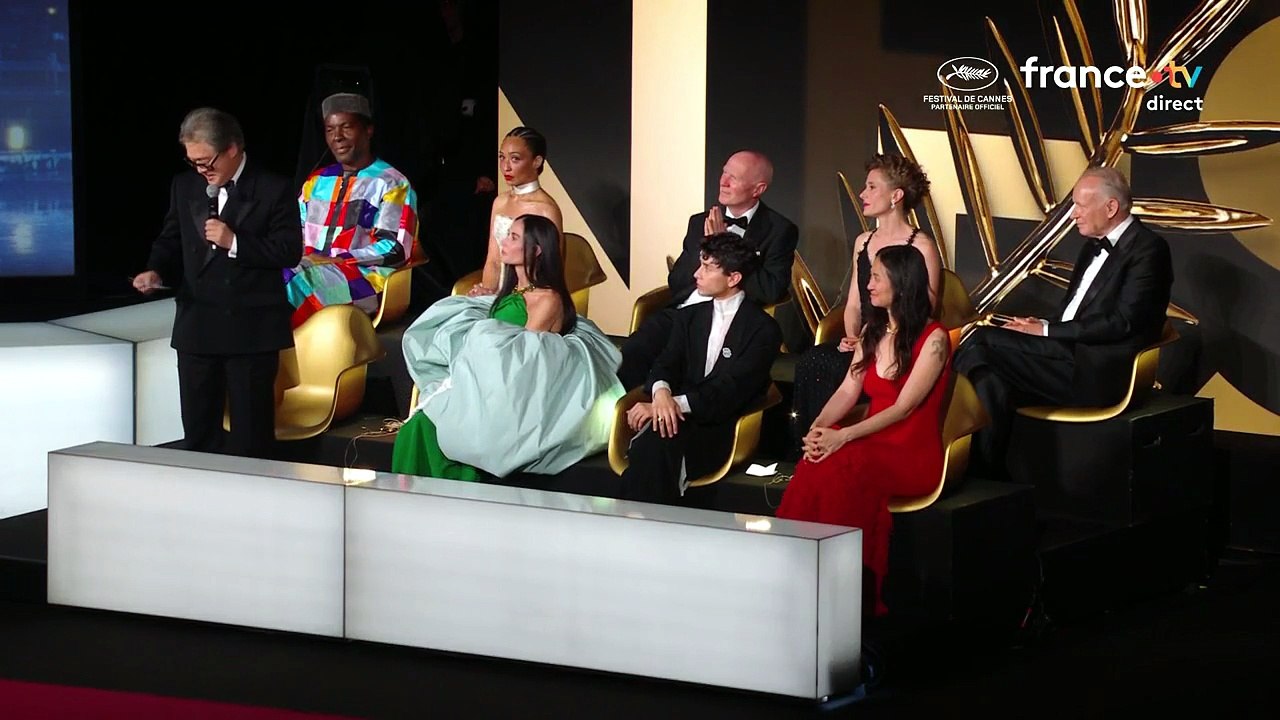 VOICI - Festival de Cannes 2026 : Fjord de Cristian Mungiu remporte la Palme d'Or, découvrez les autres lauréats de cette 79e édition (ZAPTV)