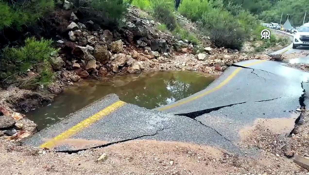 Bodrum'da içme suyu hattı patladı: Sürücüler zor anlar yaşadı