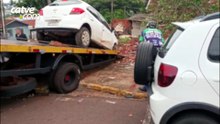 Carro invade terreno de residência após batida no Jardim Bandeirantes, em Toledo