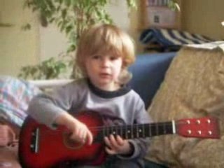 Simon chante "get up stand up"