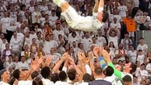 Il Real Madrid celebra Carvajal ed Alaba: l'ultima al Bernabeu dei due difensori