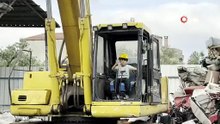 6 yaşındaki afacan oyuncak oynar gibi iş makinesi kullanıyor