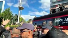 CHP’de taş ve su şişeleri havada uçuştu! Kavgayı binadan dışarı atılan taşlar başlattı