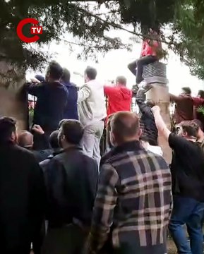 CHP Genel Merkezi'nin bahçesinde “özgür Türkiye özgür CHP” sloganları atılıyor