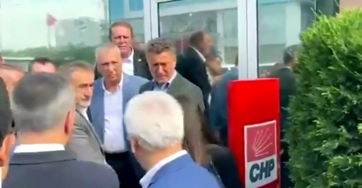 CHP meydan savaşı... Kendinden geçen vekil demir kapıdan tırmandı!