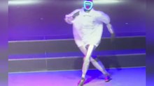 Roboter tanzt zu "Billie Jean" und legt Bruchlandung hin