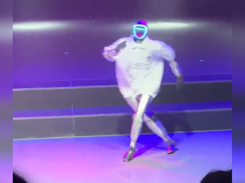 Roboter tanzt zu 'Billie Jean' und legt Bruchlandung hin