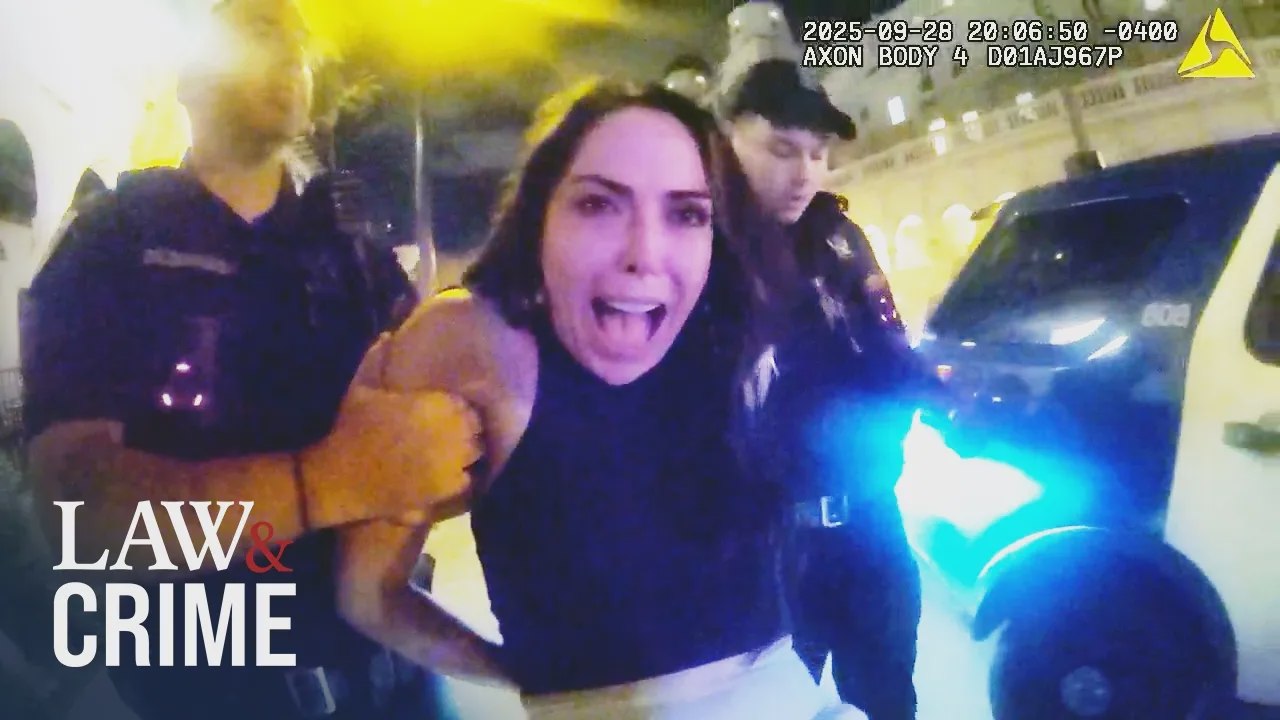 ¡Sacan cargando a una 'Karen' de un bar en Florida tras hacer un berrinche, según la policía!