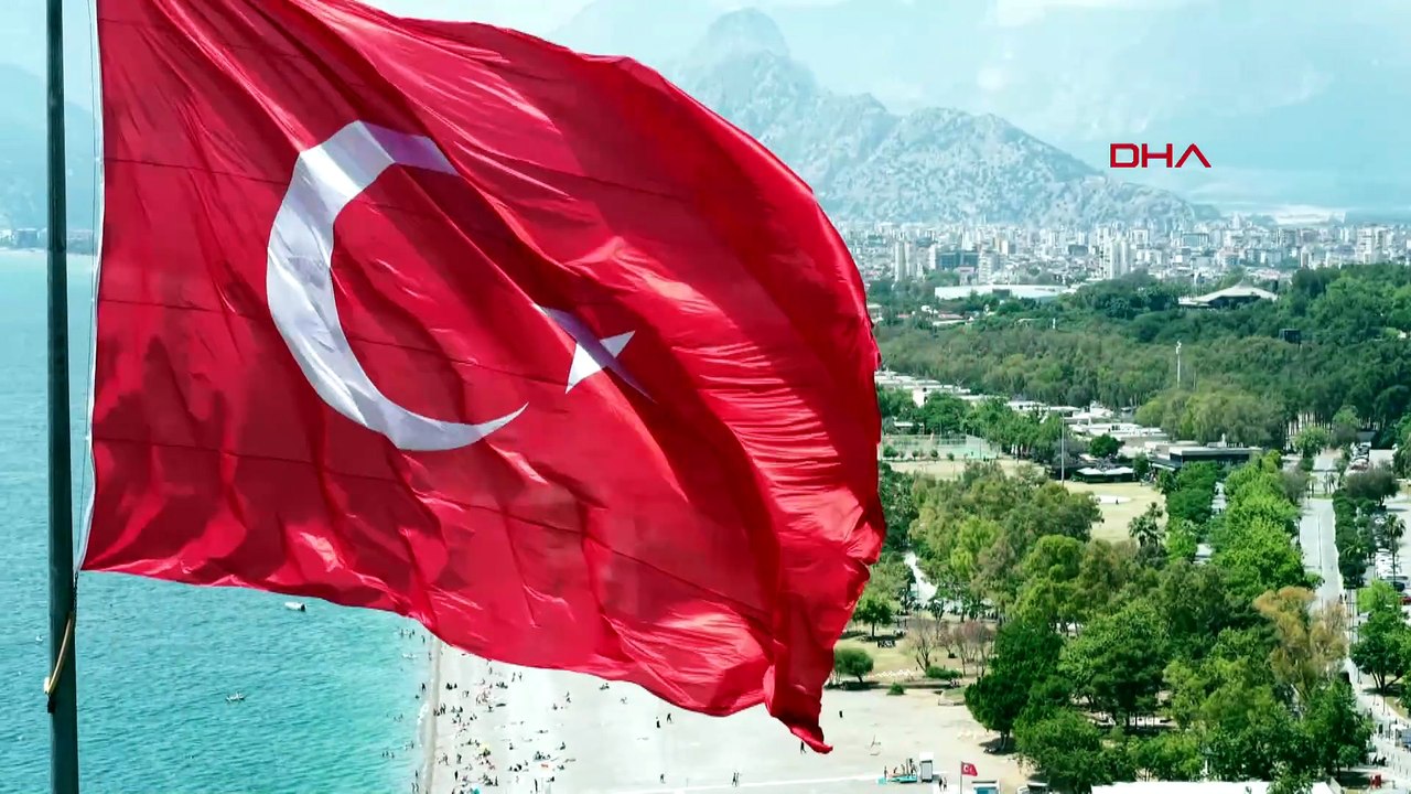 Antalya'nın ünlü sahilinde bayram yoğunluğu: Konyaaltı Sahili ilk tercihlerden oldu
