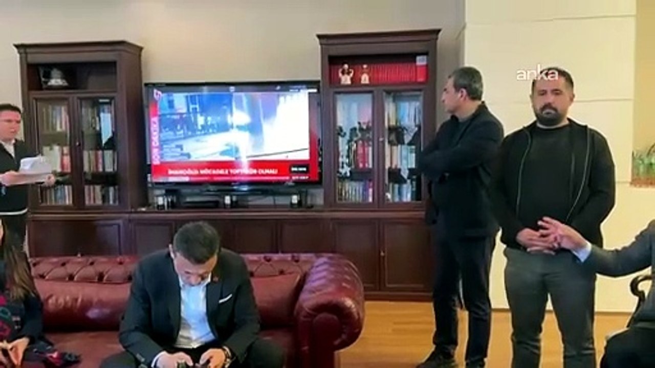Özgür Özel, kendisine ulaştırılan tebligatı yırttı: 'Bunun için yıktılar baba ocağını'