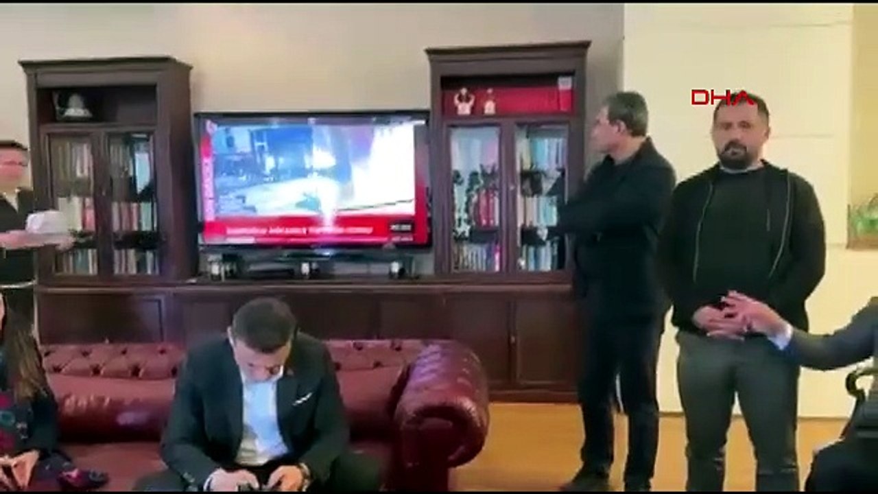 Özgür Özel'in öfkesi kameraya yansıdı: ''Koy masaya, gelince okusun''