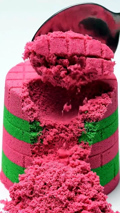 Scooping a perfect kinetic sand cylinder... 😳✨