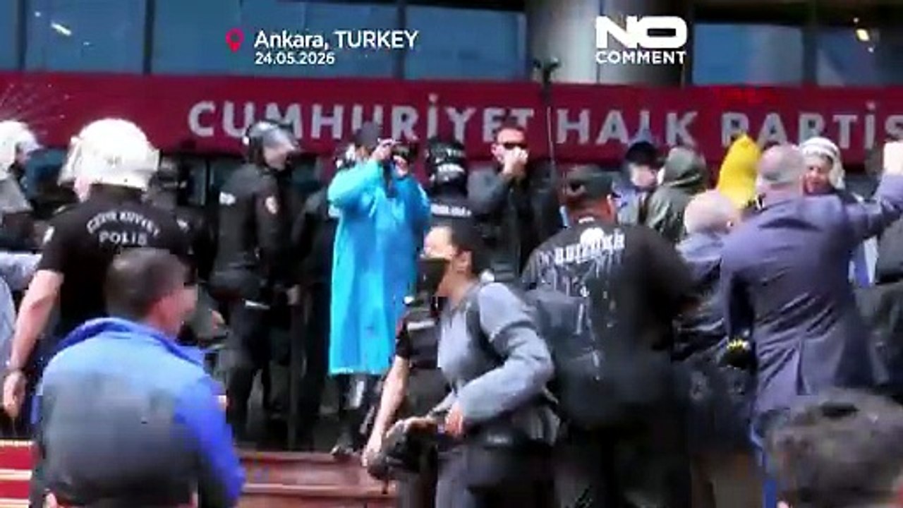 Turkish police use tear gas to break into CHP headquarters