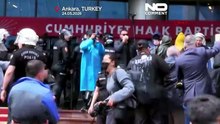 الشرطة التركية تستخدم الغاز المسيل للدموع لاقتحام مقر حزب الشعب الجمهوري