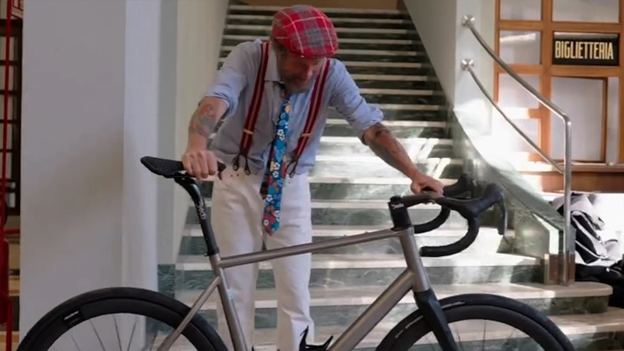 Jovanotti e la nuova bicicletta: "Ci far? il giro dei Jova Summer Party"