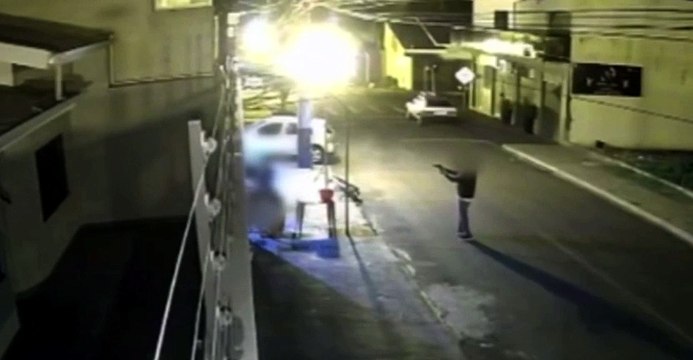 Vídeo mostra momento em que casal e sobrinho são executados a tiros por adolescente