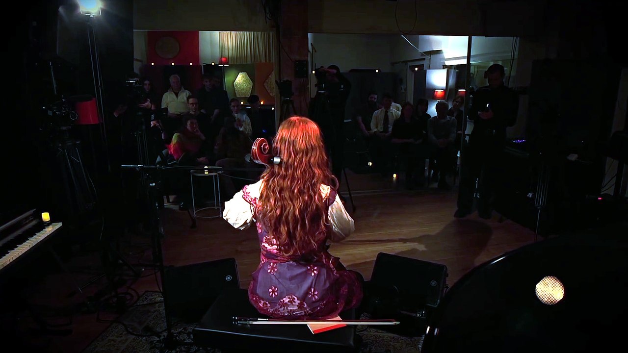 Kerzenklang Sessions: Alice Hurwood - 'Keep Looking At Me' (2026)