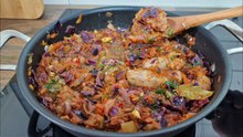 Ein wunderbares Rezept für geschmorten Kohl mit Wurst, ein einfaches Abendessen in 30 Minuten!