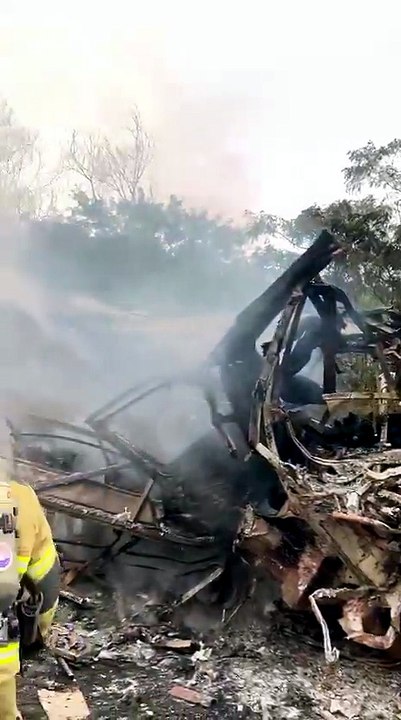 Batida entre ônibus e carreta seguida de incêndio deixa ao menos oito mortos na BR-251 em MG