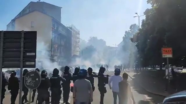 Il video degli scontri a Torino prima del derby Torino-Juventus: tensione tra ultrà e polizia